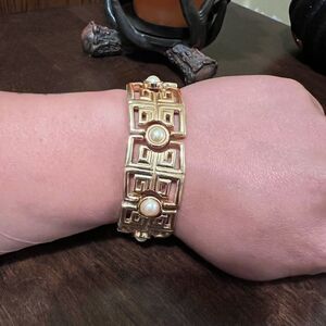 Kenneth Lane KJL Faux Pearl Bracelet Goldtone